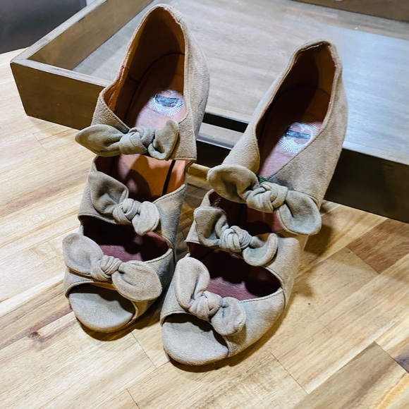 Lucky Penny by Anthropologie Sage Green Bow Heels - Picture 4 of 9